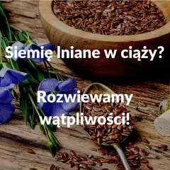 Siemię lniane w ciąży? Rozwiewamy wątpliwości! Na drewnianym blacie leżą niebieskie kwiaty lnu, miska z nasionami i łyżka pełna siemienia.