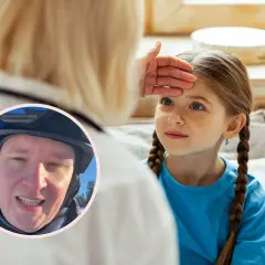 Lekarz bada gorączkującą dziewczynkę, sprawdzając jej czoło. W tle widać mężczyznę w kasku. Objawy adenowirusa mogą być różne.