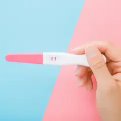 Dwa paski na teście ciążowym. Różne rodzaje testów ciążowych dają jasne wyniki.