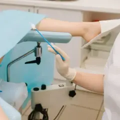 Badanie gbs w ciąży. Lekarz pobiera wymaz do diagnostyki.
