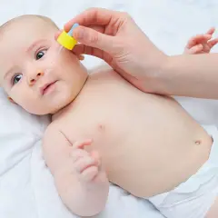 Krople do nosa pomagają przy głęboko zalegającym katarze u niemowlaka.