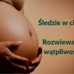 Brzuch kobiety w ciąży, dłonie obejmujące go. Napis: "Śledzie w ciąży? Rozwiewamy wątpliwości!".