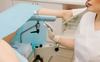 Badanie gbs w ciąży. Lekarz pobiera wymaz do diagnostyki.
