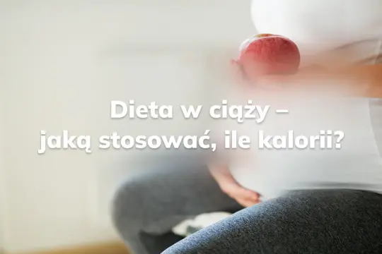 Ciężarna kobieta trzyma jabłko. Tekst: "Dieta w ciąży – jaką stosować, ile kalorii?". Odpowiednie zapotrzebowanie kaloryczne w ciąży jest kluczowe.
