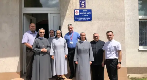 Kto płaci za dom samotnej matki? Zasady finansowania pobytu