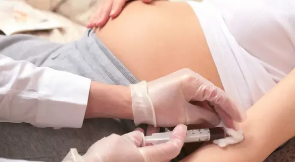 Pobieranie krwi od ciężarnej w celu wykluczenia konfliktu serologicznego.
