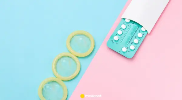 Trzy prezerwatywy i opakowanie tabletek antykoncepcyjnych. Decyzja o odstawieniu tabletek antykoncepcyjnych może wiązać się ze zmianą metod ochrony.
