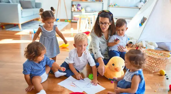 Na ile godzin 3 latek do przedszkola? Sprawdź, co jest najlepsze dla dziecka