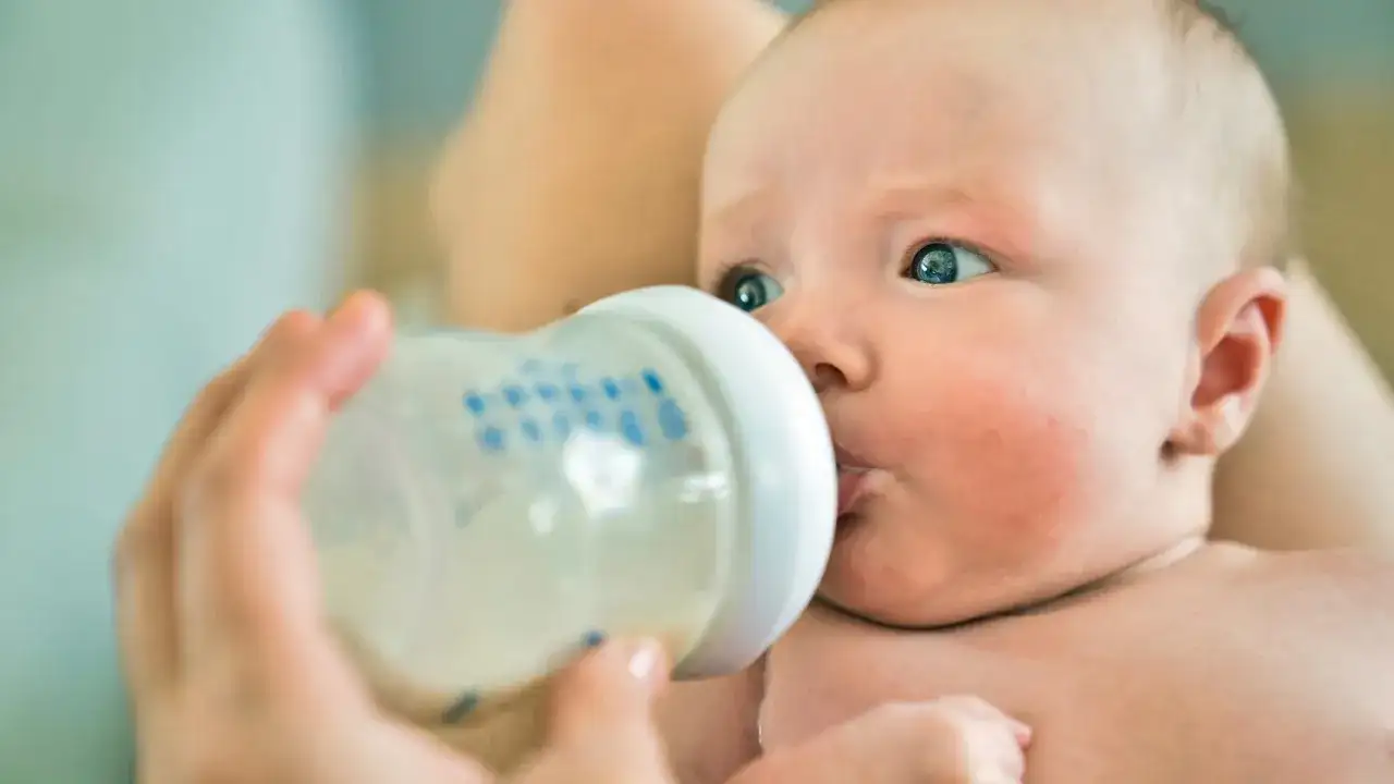 Tabela karmienia niemowlęcia - ile mleka i posiłków na każdym etapie