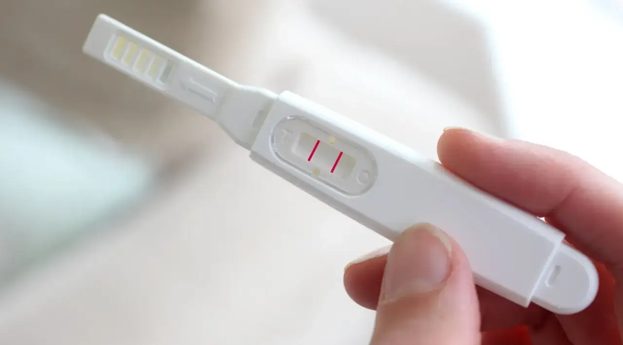 Dwa paski na teście ciążowym wskazują pozytywny wynik. To jeden z rodzajów testów ciążowych.