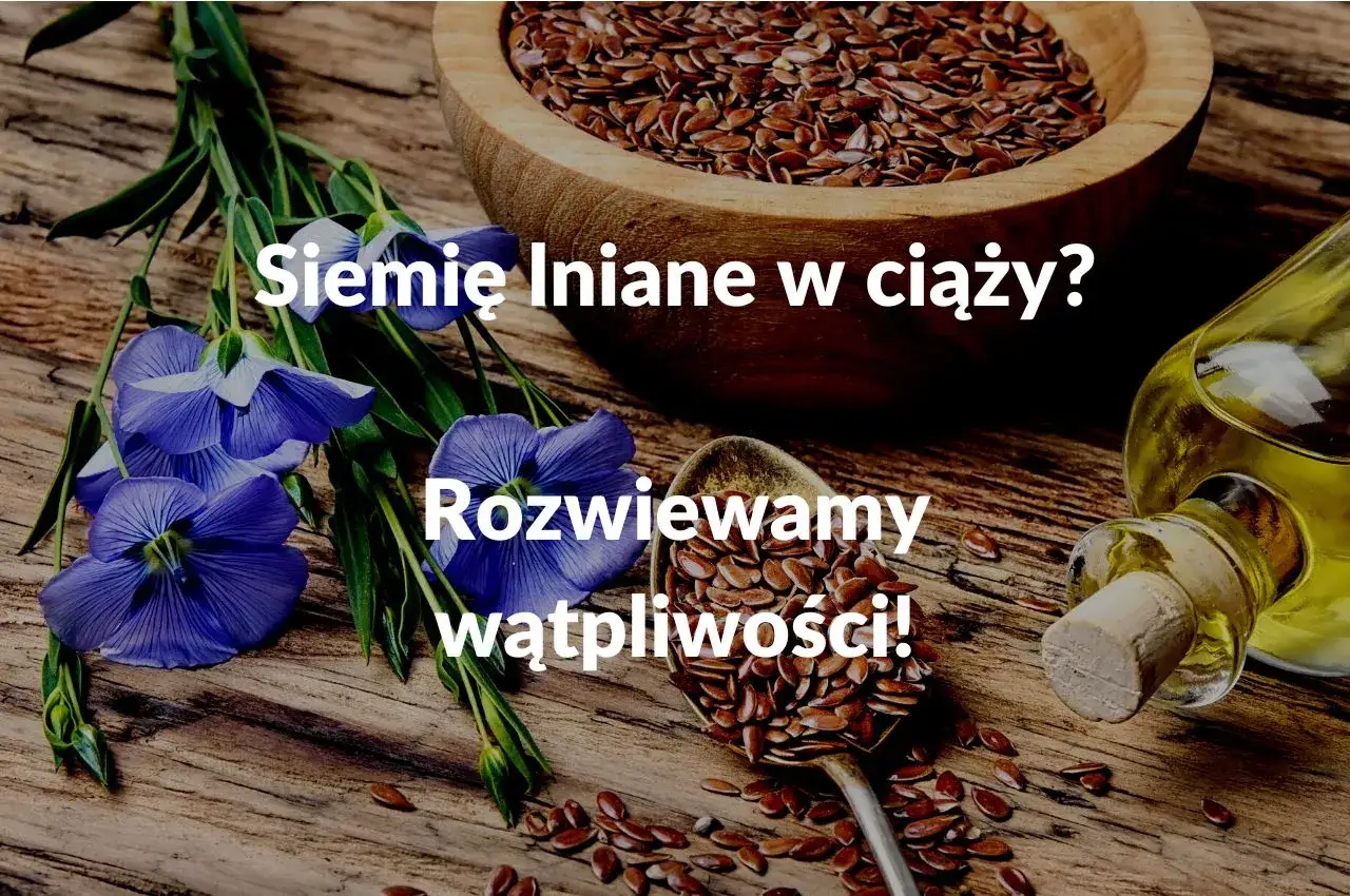 Siemię lniane w ciąży? Rozwiewamy wątpliwości! Na drewnianym blacie leżą niebieskie kwiaty lnu, miseczka z nasionami, łyżka pełna siemienia lnianego i butelka oleju lnianego.