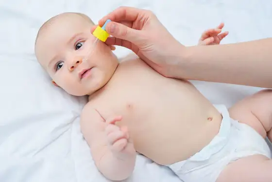 Zatkany nos u niemowlaka - jak pomóc i kiedy iść do lekarza?
